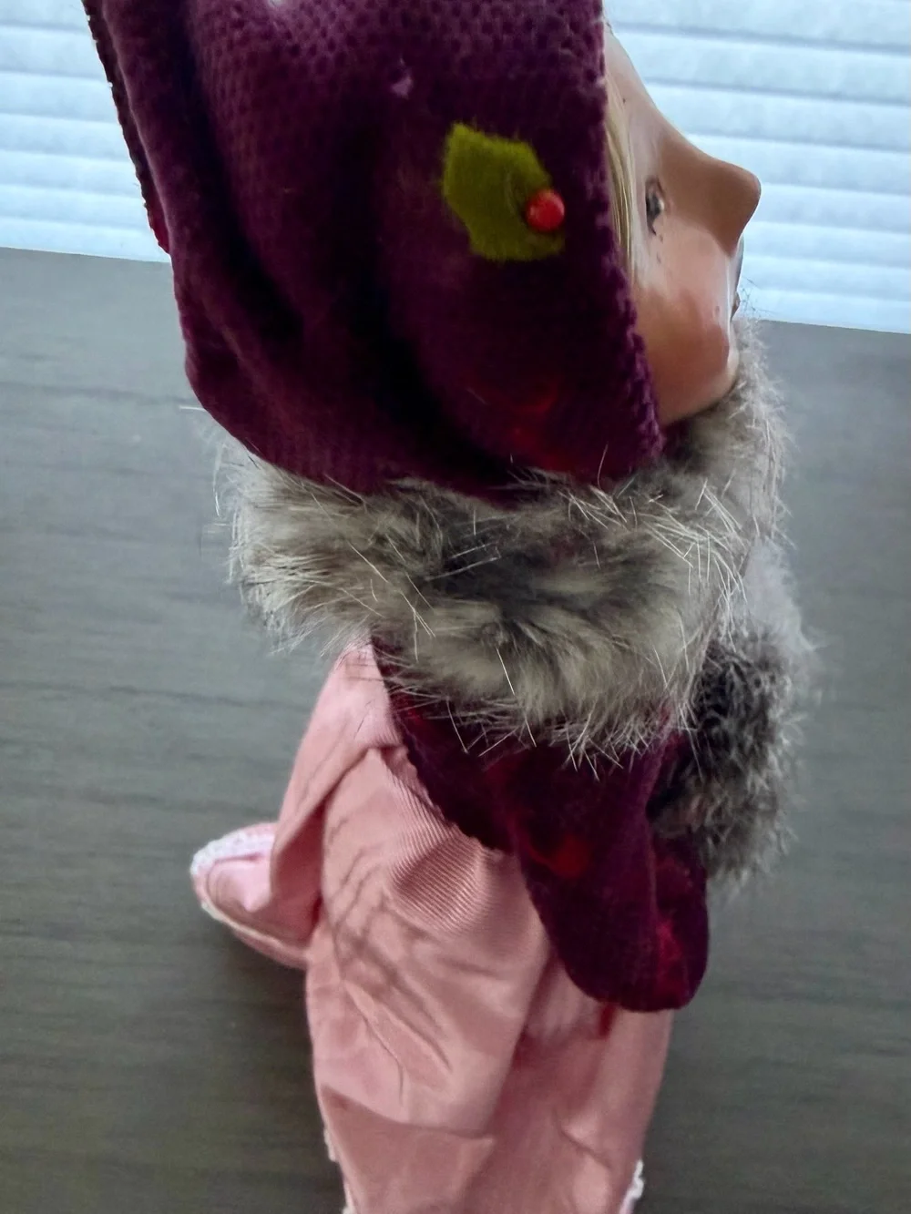 Byers’ Choice 2004 Victorian Woman Caroler Retired Faux Fur Muff